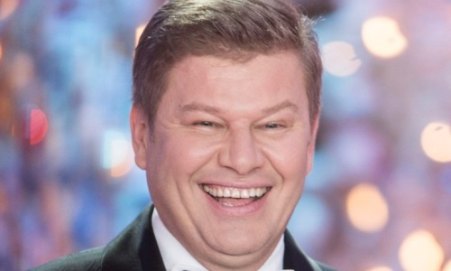 Губерниев встал на колено и засмущал Камилу Валиеву на награждении российских призеров Олимпиады-2022. Видео