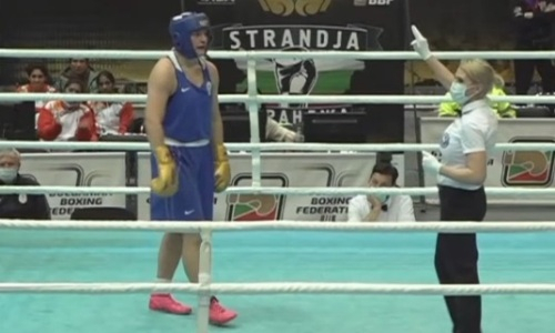 Зверским избиением и нокаутом завершился бой казахстанки на международном турнире по боксу. Видео