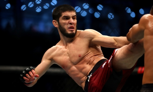 Ислам Махачев быстрым нокаутом выиграл главный бой турнира UFC. Видео