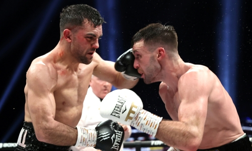 Ограбление? Абсолютный чемпион мира побывал в нокдауне и защитил титулы. Видео