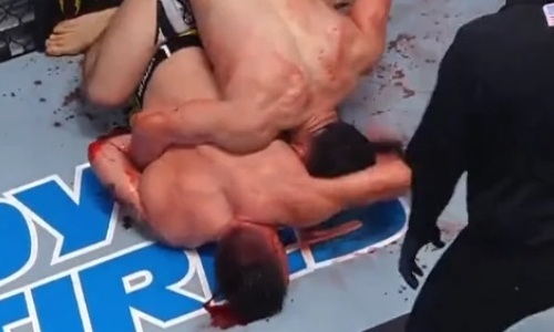 Боец казахстанского менеджера победил нокаутом в кровавой зарубе UFC. Видео