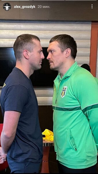 Гвоздик и Усик перед дебютом в футболе провели битву взглядов. Фото