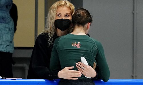 Камила Валиева расплакалась на плече у Тутберидзе после допинг-скандала на Олимпиаде-2022. Фото