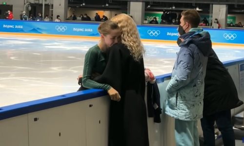 Камила Валиева расплакалась на плече у Тутберидзе после допинг-скандала на Олимпиаде-2022. Фото