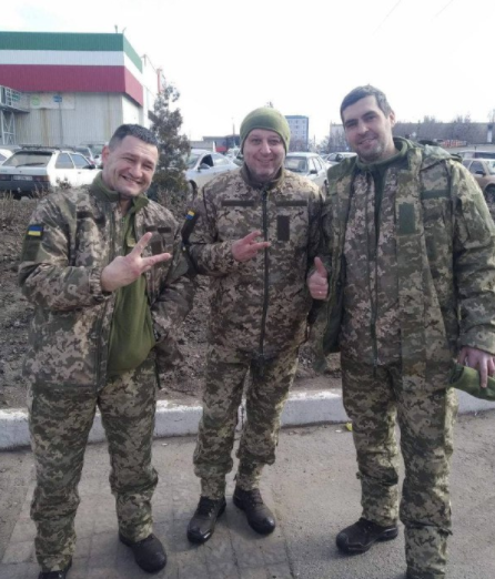 Наставник европейского клуба казахстанского футболиста вступил в территориальную оборону. Фото
