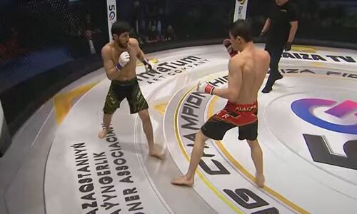 Казахстанец удосрочил бойца из Азербайджана на турнире в Алматы