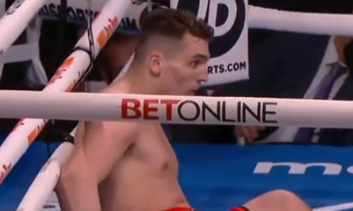 Непобежденный 20-летний боксер оформил брутальный нокаут. Видео