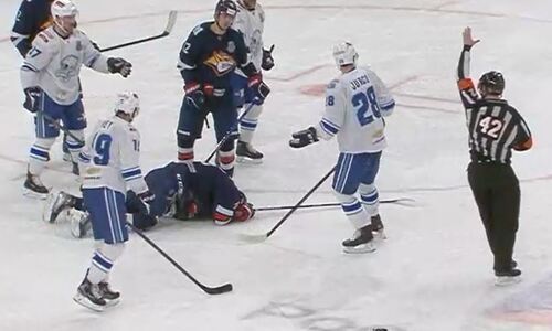 Хоккеиста сборной Казахстана «забили» клюшкой в матче плей-офф КХЛ против «Барыса». Видео