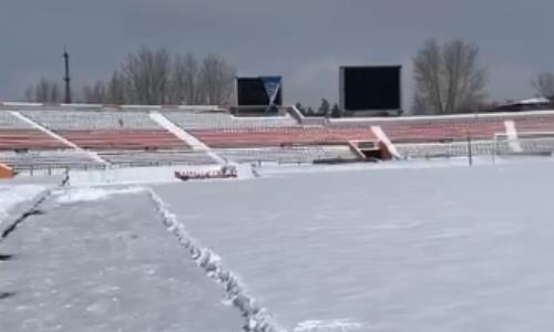 Появилось видео заснеженного поля стадиона клуба КПЛ перед следующим матчем