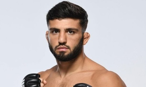 «Зачем ты вышел вообще?». Боец UFC казахстанского менеджера раскритиковал бой Ислама Махачева