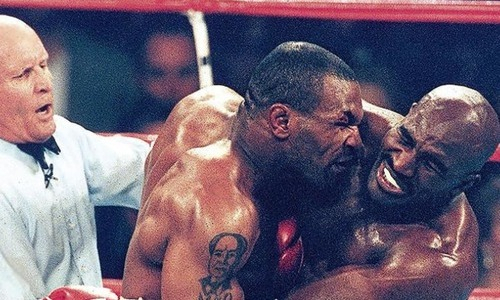 Тайсон продает «откушенные уши» Холифилда. Фото