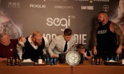 Участники «самого тяжелого боя в истории бокса» устроили жару на взвешивании. Видео