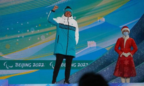 Главному герою Казахстана на Паралимпиаде-2022 подарили квартиру и пять миллионов тенге. Видео