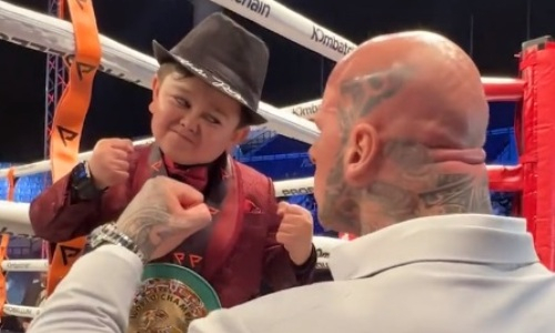 Абдурозик с чемпионским поясом провел дуэль взглядов с бодибилдером-великаном. Видео