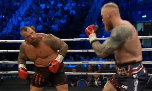Самый тяжелый бой в истории бокса превратился в бойню с тремя нокдаунами. Видео