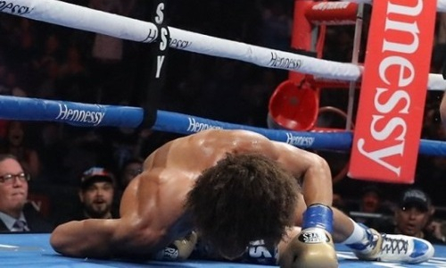 Непобежденного американского чемпиона избили и отправили в нокаут. Видео