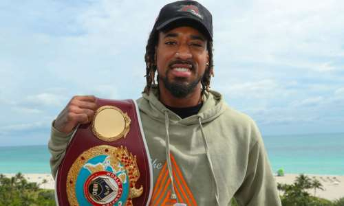 Сбежавшему от Алимханулы чемпиону мира не оставили шансов в бою с «Канело»