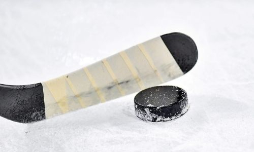 «Пнул ногой в области груди». Тренер казахстанского клуба подозревается в избиении 11-летнего хоккеиста