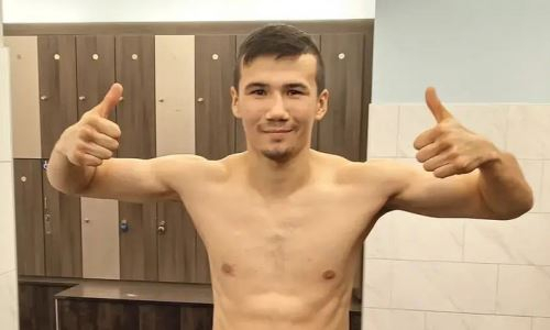 Казахстанский боксер вышел на бой с флагом Украины. Фото