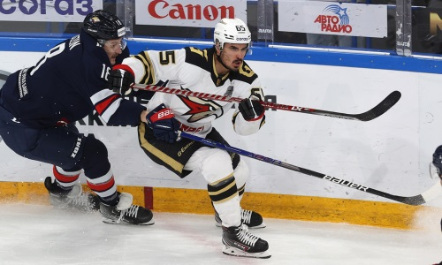 «Какой был смысл?». Нокдаун хоккеиста сборной Казахстана в плей-офф КХЛ вызвал недоумение