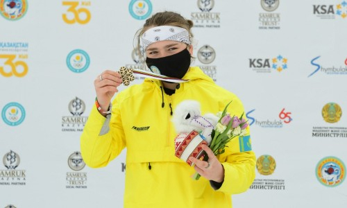 Казахстан выиграл «золото» юниорского чемпионата мира по фристайл-могулу. Видео