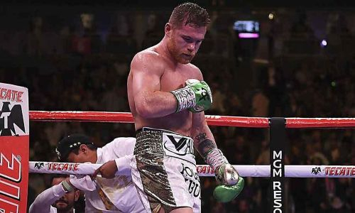 Обладатель трех титулов из Казахстана вышел в ринг с «Канело»