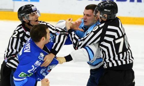 «Самая запоминающаяся драка». Российский хоккеист гордится боем с казахстанцем из «Барыса». Видео