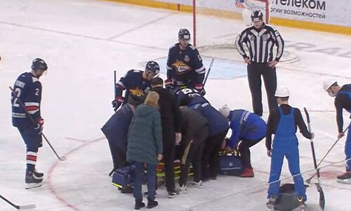 Героическое спасение хоккеиста сборной Казахстана обернулось носилками и больницей во время матча плей-офф КХЛ. Видео