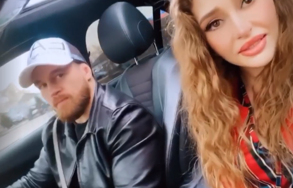 Самая сексуальная боксерша Казахстана отправилась с известным бойцом на турнир ММА. Фото