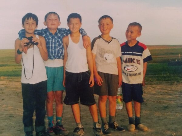 Казахстанский боксер-полицейский из США показал свое аульное детство. Фото