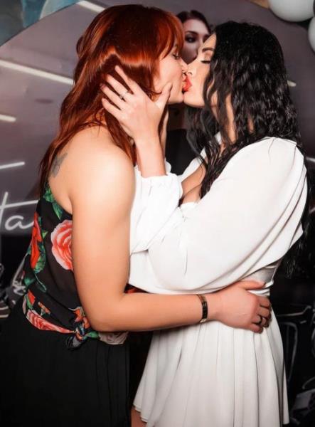 Казахстанская спортсменка с обложки Playboy поцеловала другую красотку в губы. Фото