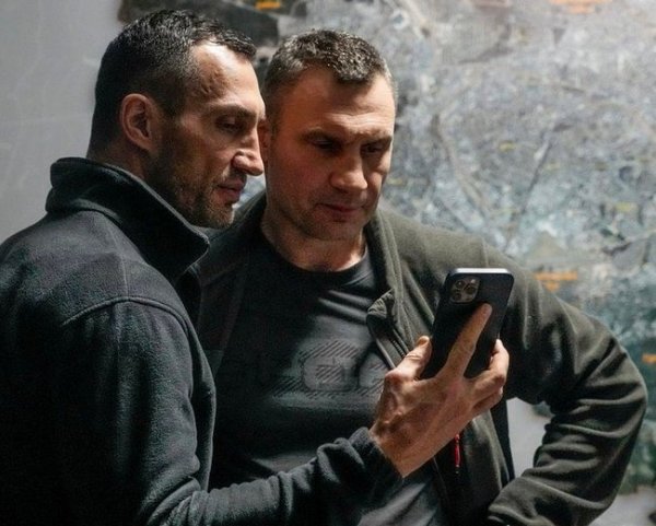 В сети появилось новое фото братьев Кличко из охваченной войной Украины