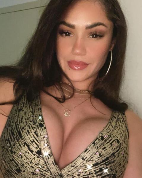 Красотка из ММА снялась в платье с глубоким декольте и вызвала бурную реакцию. Фото