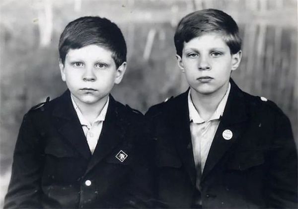 Александр Емельяненко показал школьное фото с братом Федором