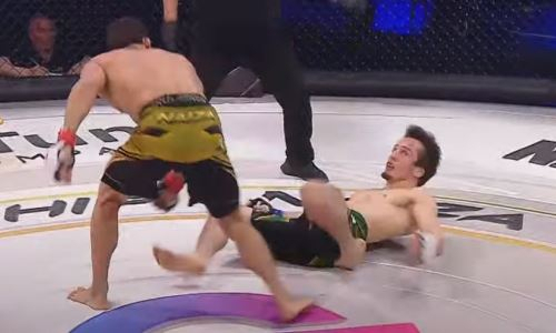 Непобежденный казахстанский чемпион защитил титул страшным нокаутом россиянина за шесть секунд до гонга. Видео