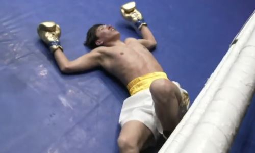 Казахстанский боксер разбил нос и брутально нокаутировал 18-летнего дебютанта. Видео