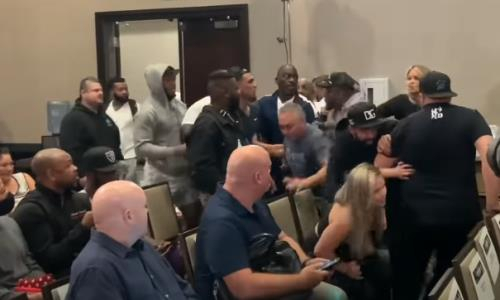 Экс-чемпион мира набросился с кулаками на соперника другого боксера прямо во время пресс-конференции. Видео