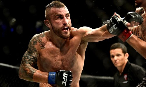 Главный бой турнира UFC 273 за чемпионский пояс завершился брутальным нокаутом. Видео