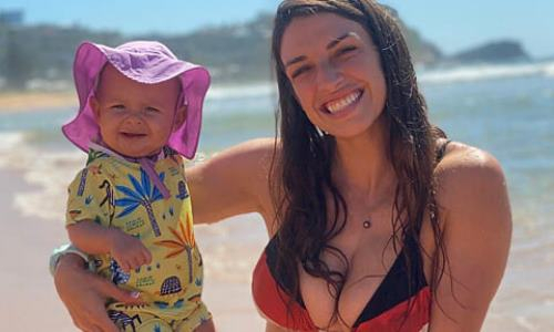 Красотку из UFC подвергли критике за драку на глазах у трехлетней дочки. Видео