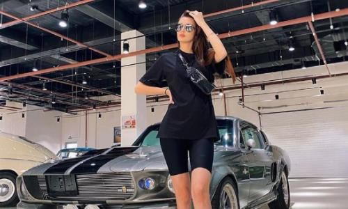 Сабина Алтынбекова подвязала майку и очаровала новым фото в обтягивающих шортах