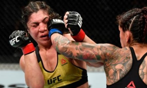 Девушка-боец UFC показала «беззубое» фото после кровавого побоища