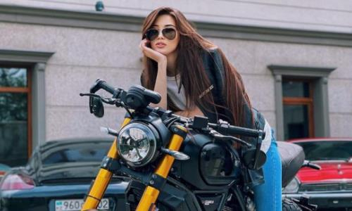 Сабина Алтынбекова сфотографировалась в необычной позе