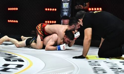 Казахстанский боец удушил окровавленного файтера из Таджикистана на турнире MMA. Видео