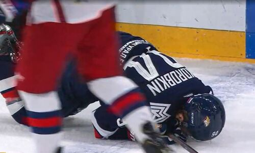 Одноклубника хоккеистов сборной Казахстана отправили в нокдаун ударом клюшки в лицо в финале плей-офф КХЛ. Видео