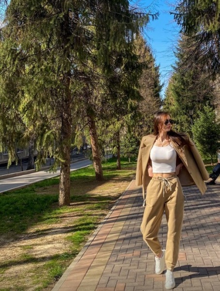 Сабина Алтынбекова показала трогательные фото с семейной прогулки