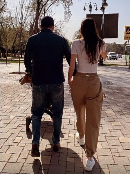 Сабина Алтынбекова показала трогательные фото с семейной прогулки