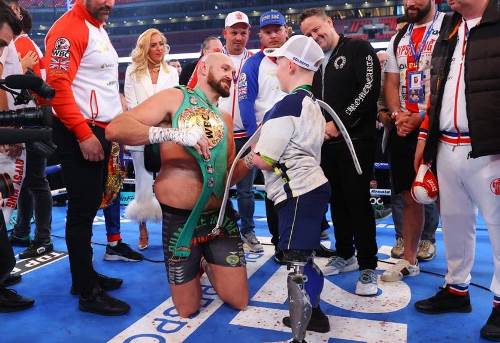 Тайсон Фьюри восхитил почти 100-тысячный «Уэмбли» красивым жестом после боя с Уайтом. Фото