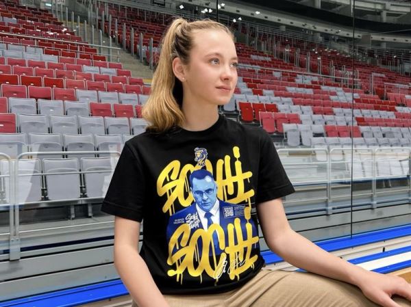 Клуб КХЛ выпустил футболки с изображением экс-наставника «Барыса». Фото