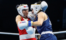 Во время боя чемпионки мира из Казахстана на ринг влетел экзотичный гость. Видео