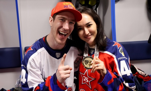Девушка-казашка Даррена Дица поехала в Россию и отпраздновала с ним «золото» Кубка Гагарина. Фото